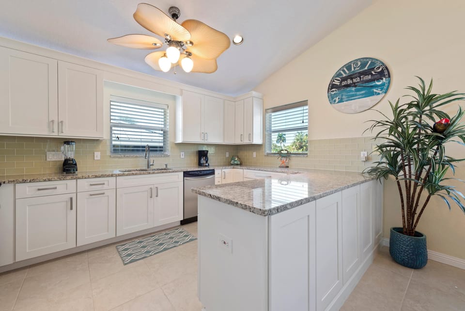 House, 1 King Bed with Sofa bed (Dolphin Dream) | Private kitchen | Oven, toaster