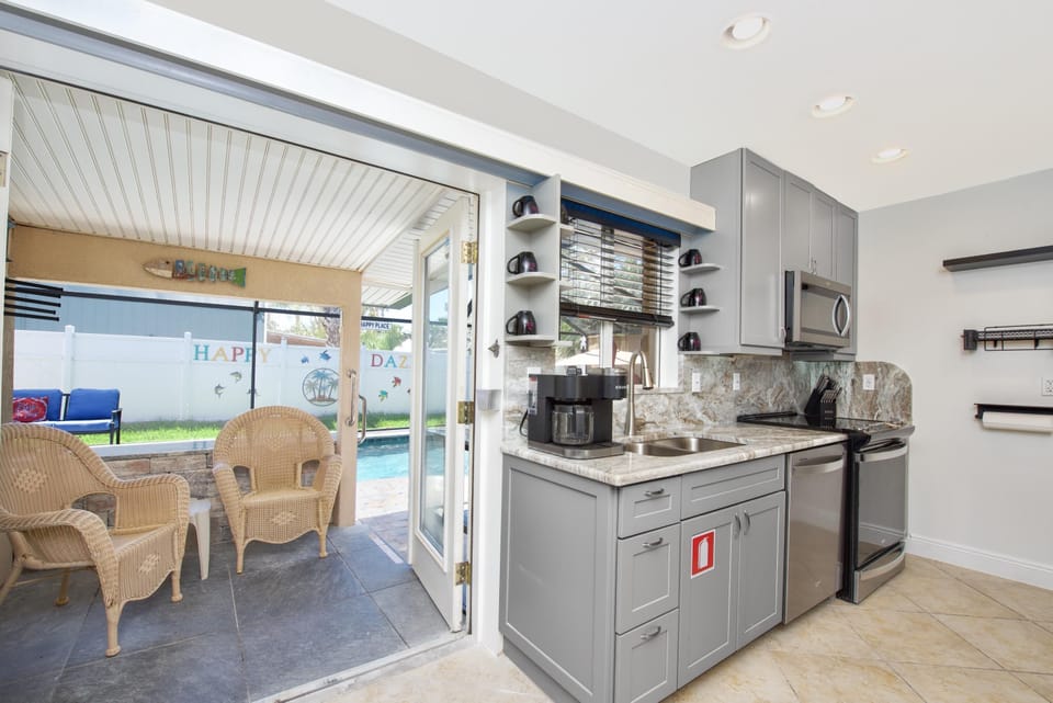 House, Multiple Beds (Happy Daze) | Private kitchen | Oven, toaster