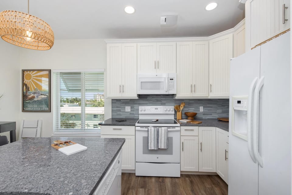 House, 1 King Bed with Sofa bed (Bluewaters Vista) | Private kitchen | Oven, toaster