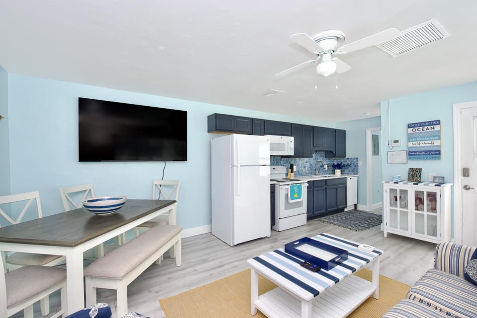 House, 1 Queen Bed with Sofa bed (MT Wind Swept #5) | Private kitchen | Toaster