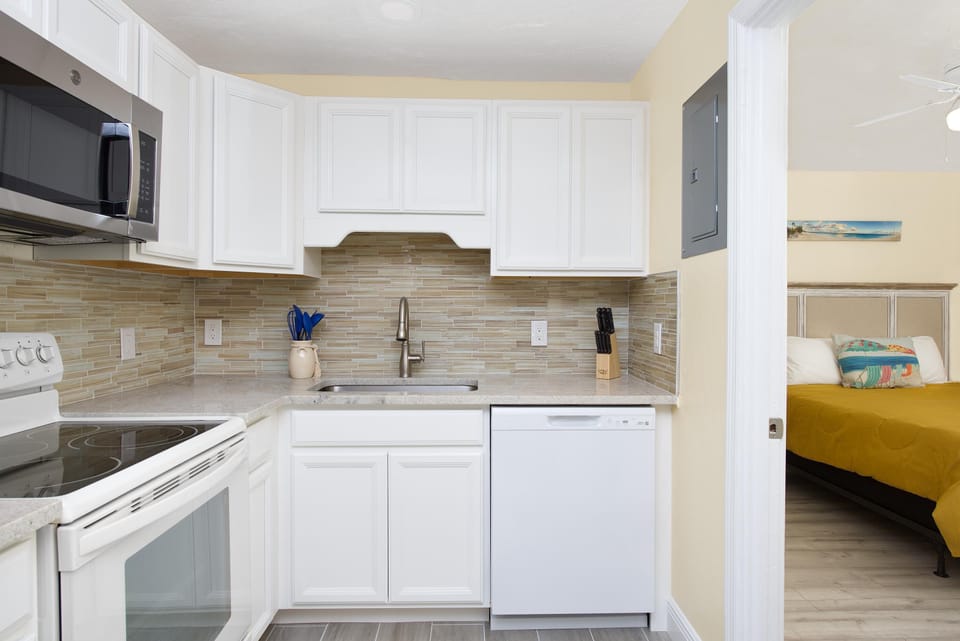 House, Multiple Beds (Mermaid Tales ALL) | Private kitchen | Oven, toaster
