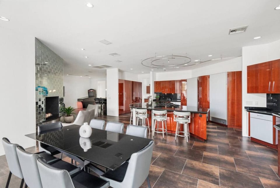 Elegant dining area with seating for the whole group, conveniently connected to the chef’s kitchen.