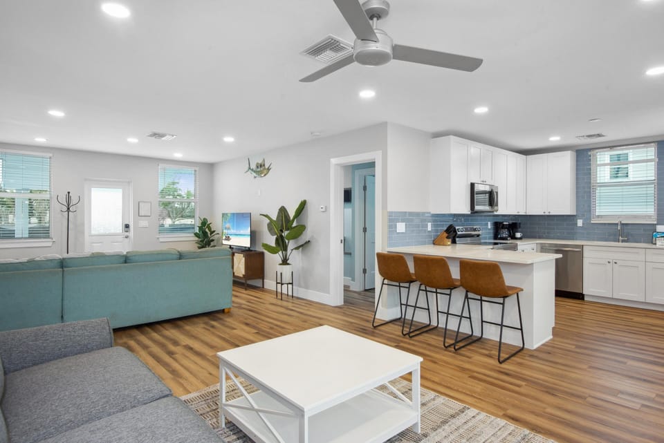 House, Multiple Beds (Blue Lizard) | Living area