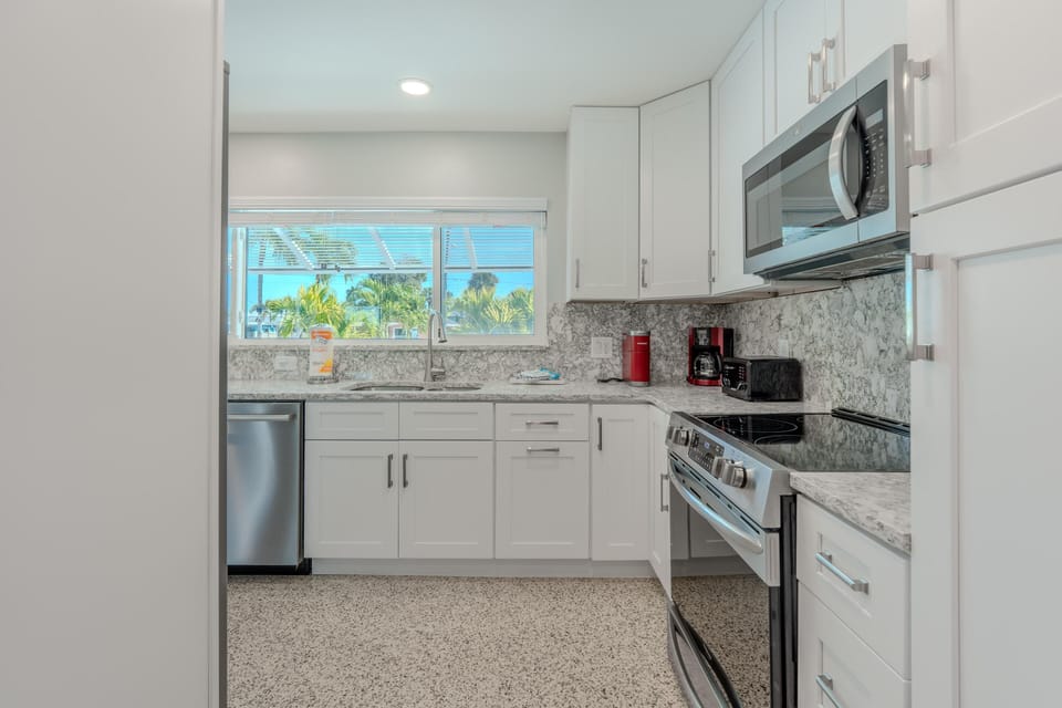 House, Multiple Beds (Miramar Palms) | Private kitchen | Oven, toaster