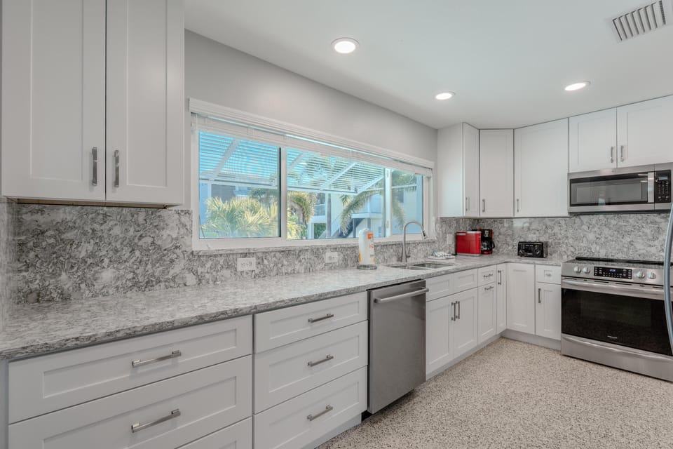 House, Multiple Beds (Miramar Palms) | Private kitchen | Oven, toaster