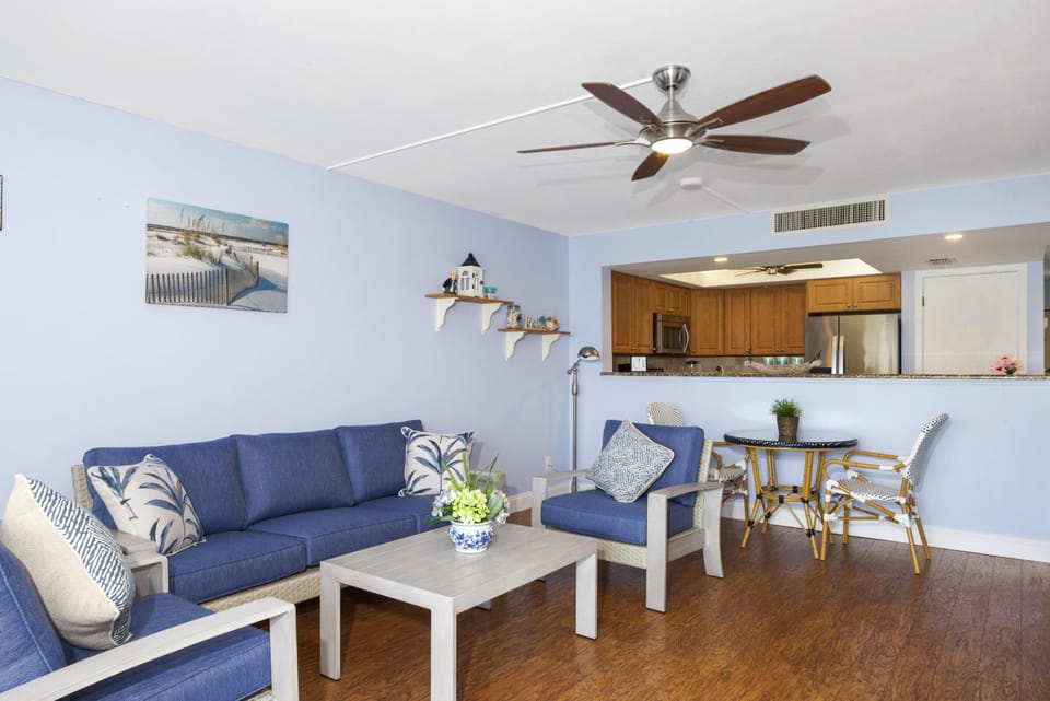 Condo, 1 Queen Bed with Sofa bed (Windward Point #507) | Living area