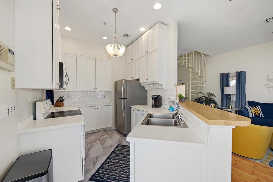 House, Multiple Beds (Sunny Canal) | Private kitchen | Oven, toaster