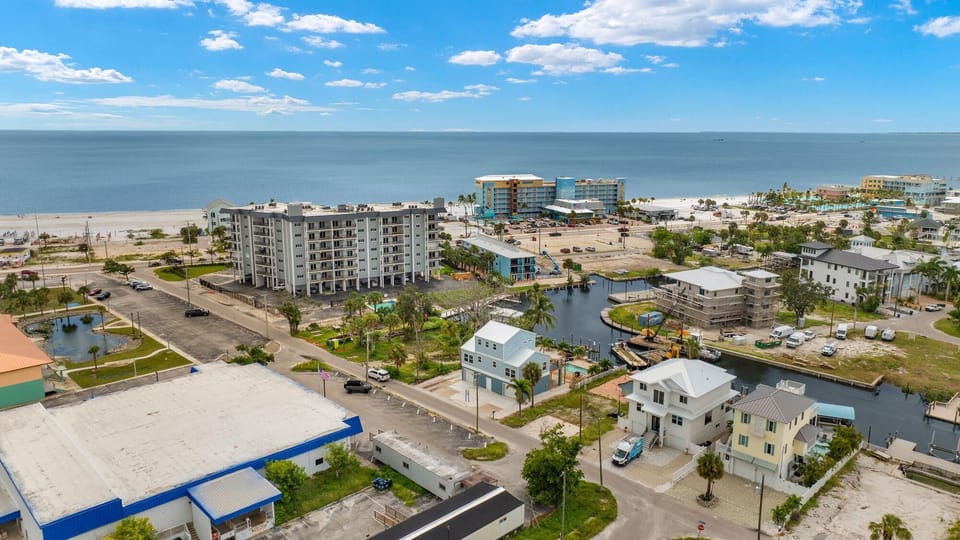 House, Multiple Beds (Sunny Canal) | Aerial view