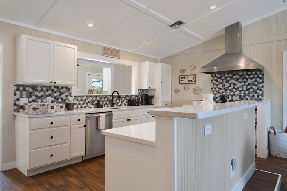 House, Multiple Beds (Shell Bound) | Private kitchen | Oven, toaster
