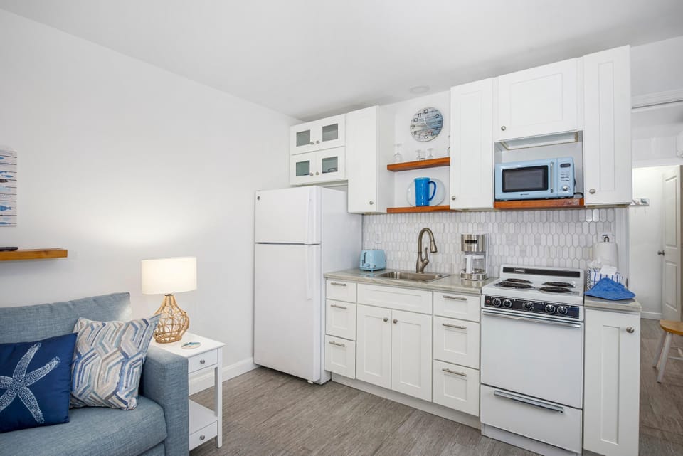 House, 1 King Bed with Sofa bed (Lucky Charm 1) | Private kitchen | Toaster