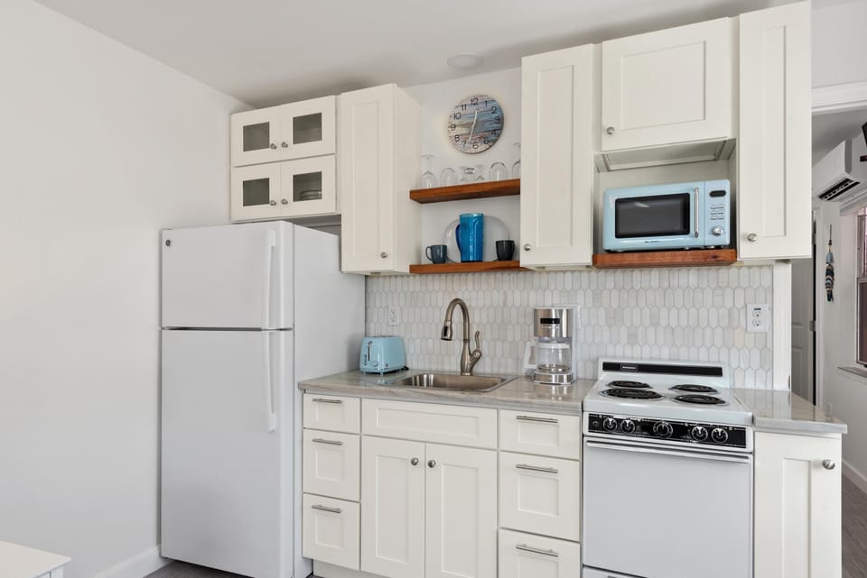 House, 1 King Bed with Sofa bed (Lucky Charm 1) | Private kitchen | Toaster