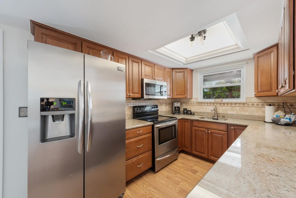 House, 1 Queen Bed (Beach Bungalow 1) | Private kitchen | Oven, toaster