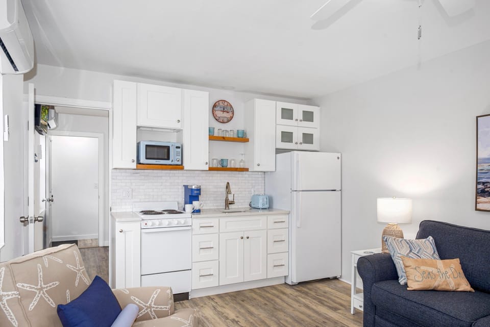 House, 1 King Bed with Sofa bed (Lucky Charm 2) | Private kitchen | Oven, toaster