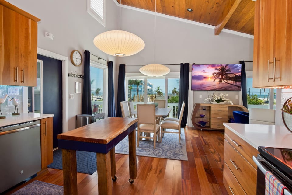 House, 2 Queen Beds (Flip Flops Forever) | Private kitchen | Oven, toaster