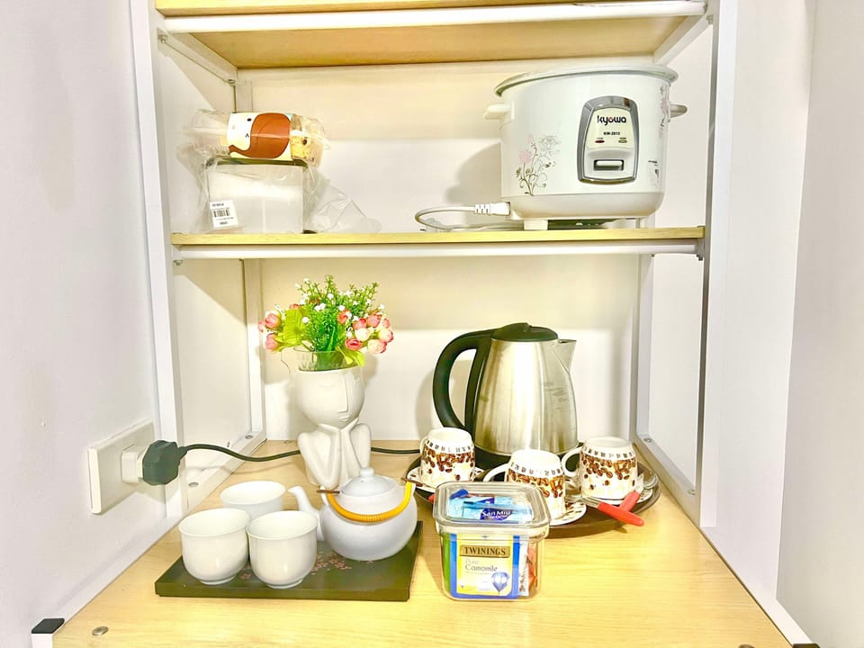 Tea and coffee facilities using kettle.
There is a rice cooker at the top…