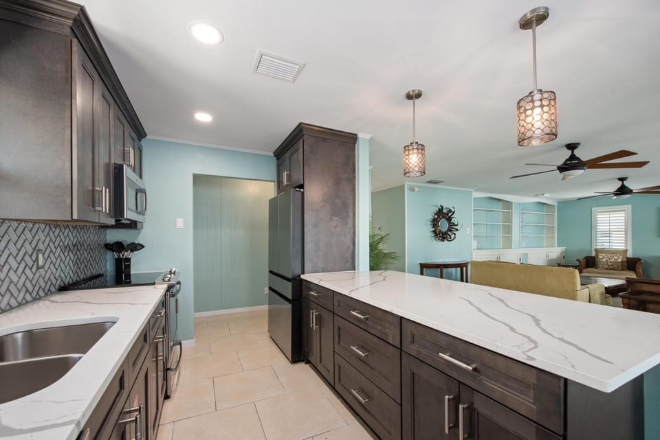 House, Multiple Beds (Kokomo) | Private kitchen | Oven, toaster