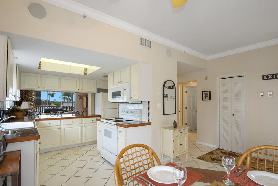 Condo, Multiple Beds (Casa Marina III-711) | Private kitchen | Oven, toaster