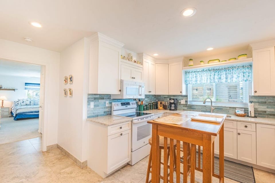House, 1 King Bed with Sofa bed (Lone Palm Retreat) | Private kitchen | Oven, toaster