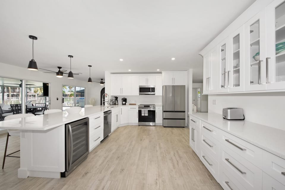House, Multiple Beds (The Pink Lily) | Private kitchen | Oven, toaster