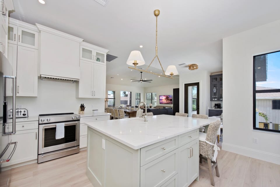 House, Multiple Beds (Funky Conch) | Private kitchen | Oven, toaster