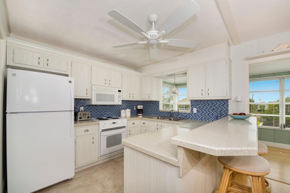 House, Multiple Beds (The Big Blue) | Private kitchen | Oven, toaster