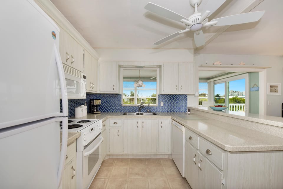 House, Multiple Beds (The Big Blue) | Private kitchen | Oven, toaster