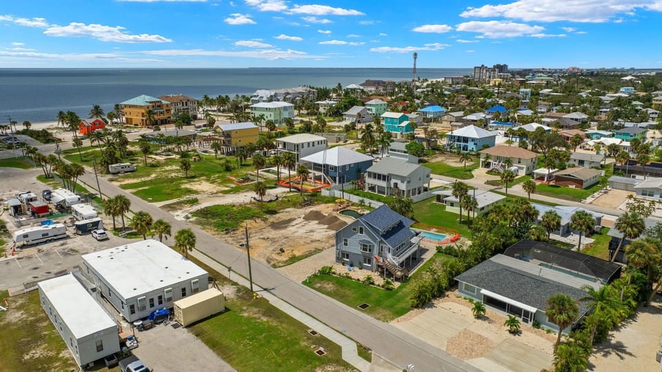 House, Multiple Beds (Changes In Latitudes) | Aerial view