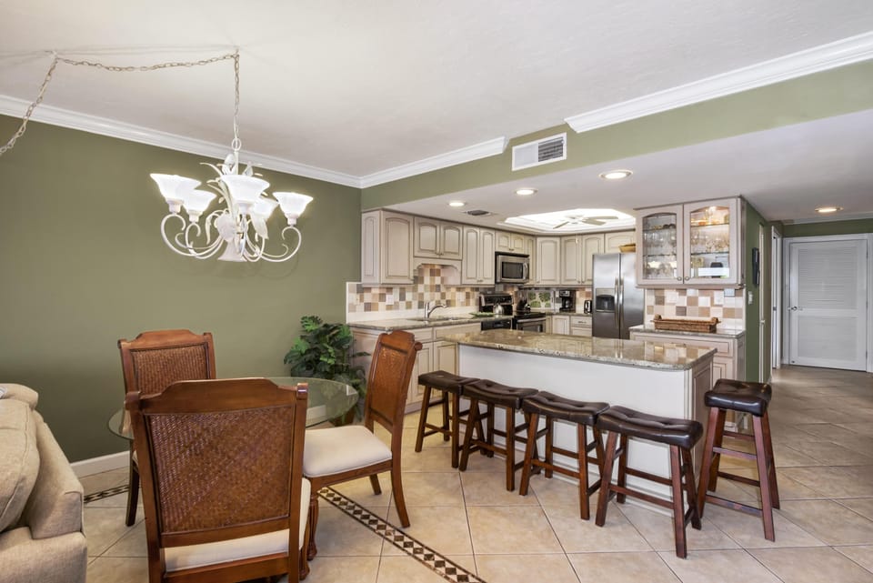 Condo, Multiple Beds (Pelican Watch #603) | Dining
