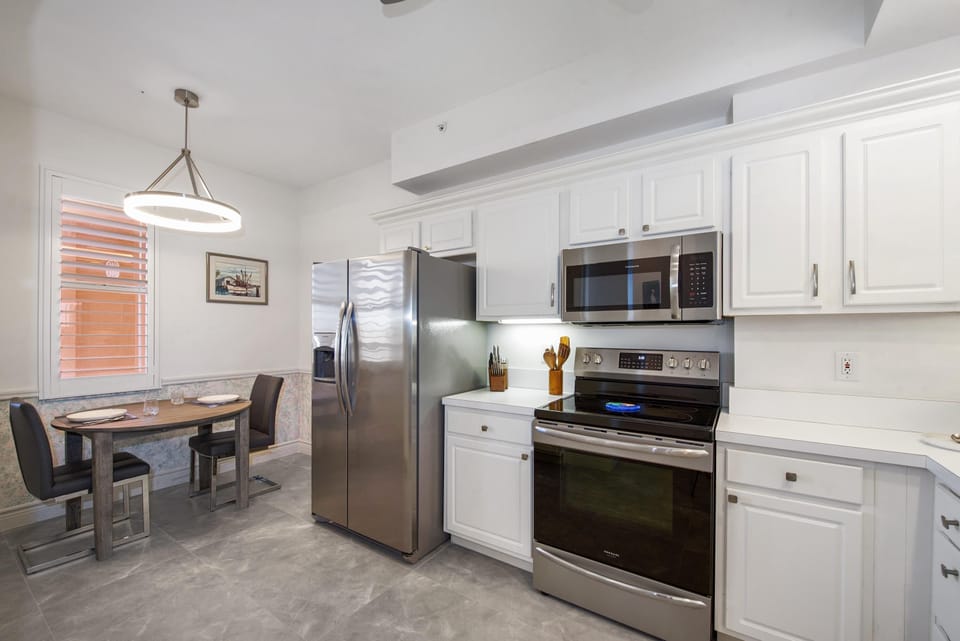 Condo, Multiple Beds (Palm Harbor #403) | Private kitchen | Oven, toaster