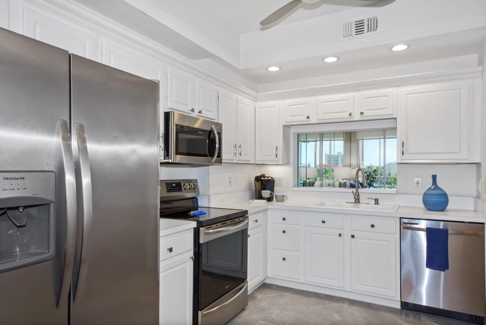 Condo, Multiple Beds (Palm Harbor #403) | Private kitchen | Oven, toaster