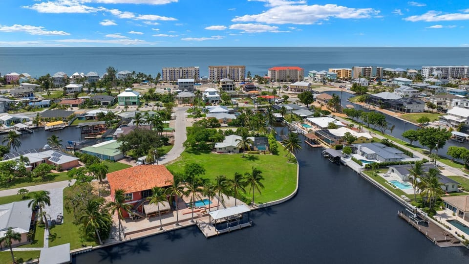 House, Multiple Beds (Palm Royale) | Aerial view