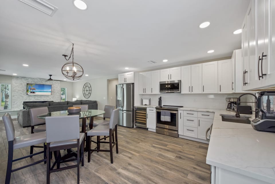 House, Multiple Beds (Flamingo Bay) | Private kitchen | Oven, toaster