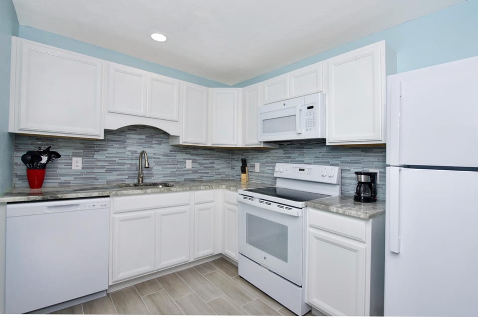 House, Multiple Beds (Mermaid Tales 3BR #1, #5, and #6) | Private kitchen | Oven, toaster
