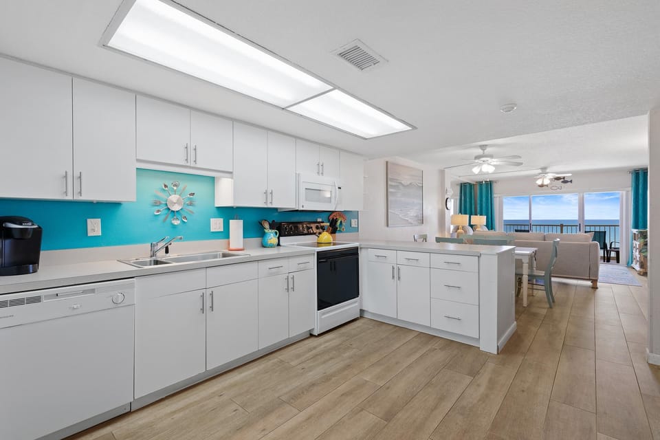 Condo, Multiple Beds (Ponce de Leon Towers 702) | Private kitchen | Oven