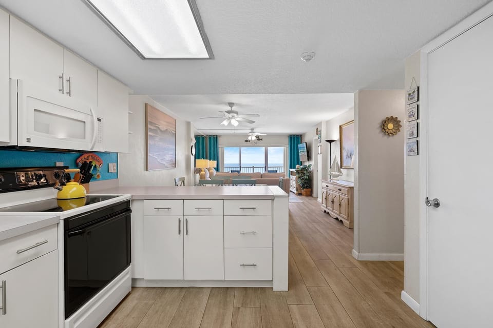 Condo, Multiple Beds (Ponce de Leon Towers 702) | Private kitchen | Oven
