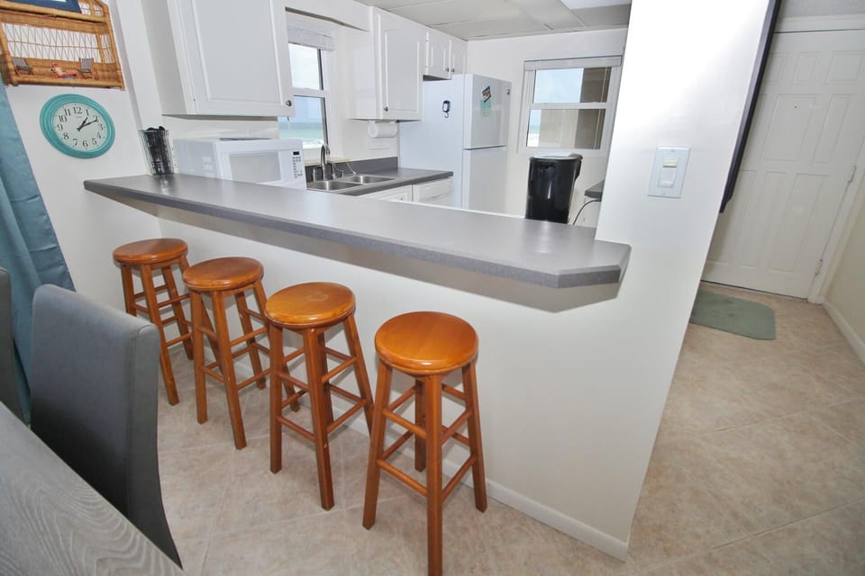 Condo, Multiple Beds (Sea Coast Condominium 518) | Private kitchen | Oven