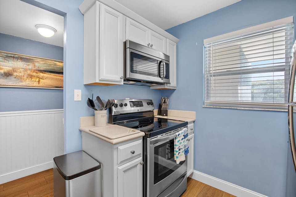 Condo, 1 King Bed with Sofa bed (Sea Coast Gardens II 117) | Private kitchen | Oven, toaster