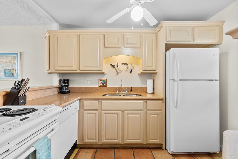 Condo, 1 King Bed (Sea Coast Gardens II 307) | Private kitchen