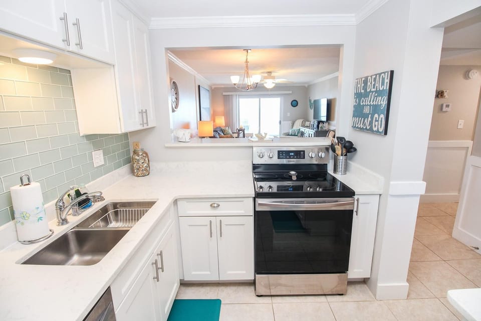 Condo, 1 King Bed with Sofa bed (Sea Coast Gardens II 405) | Private kitchen | Oven