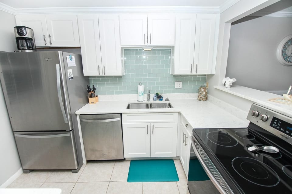 Condo, 1 King Bed with Sofa bed (Sea Coast Gardens II 405) | Private kitchen | Oven