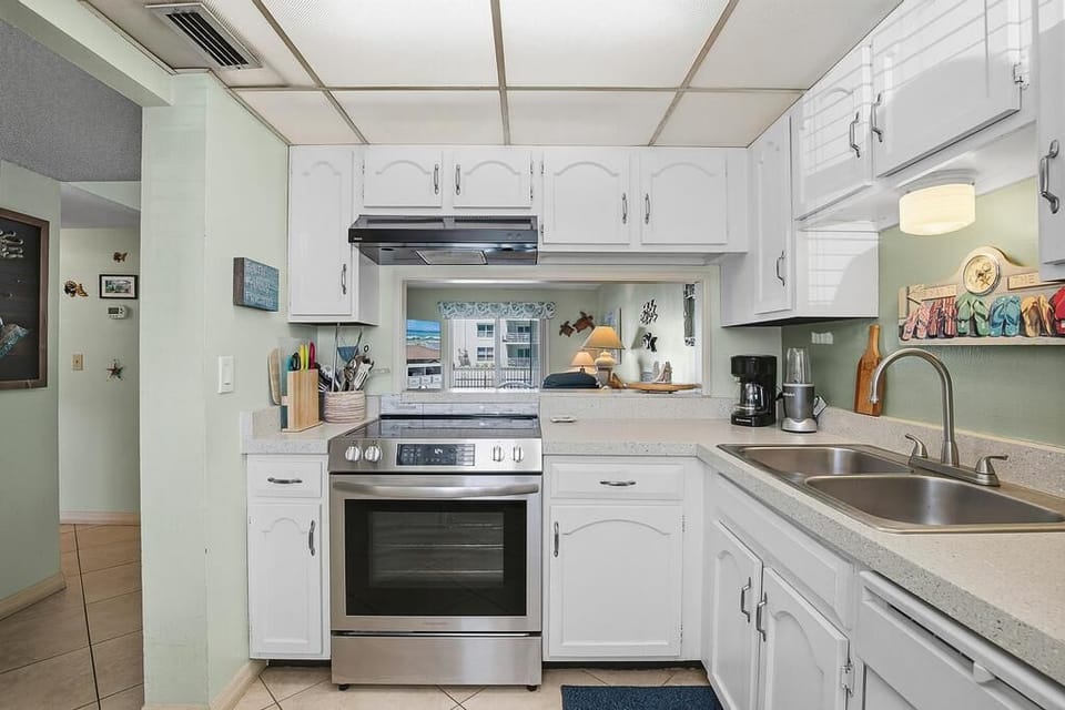 Condo, Multiple Beds (Sea Coast Gardens III 108) | Private kitchen | Oven, coffee/tea maker, toaster, blender