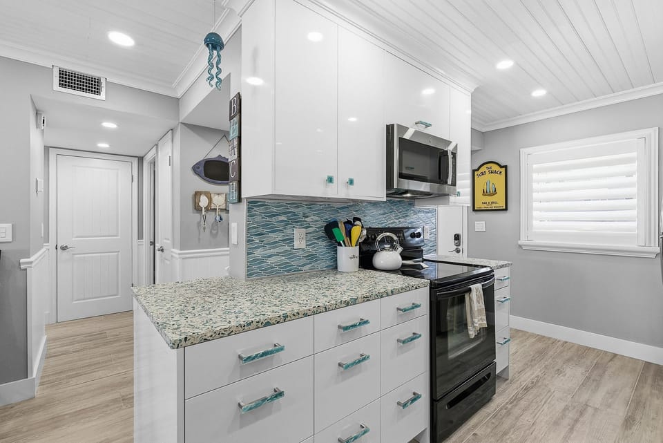 Condo, Multiple Beds (Sea Coast Gardens III 109) | Private kitchen | Oven