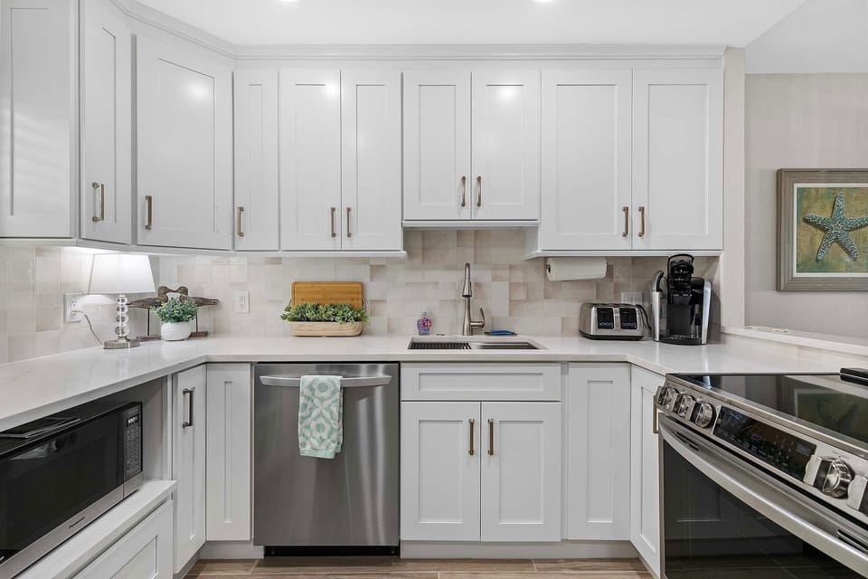 Condo, Multiple Beds (Sea Coast Gardens III 111) | Private kitchen | Oven