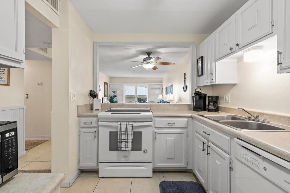 Condo, 1 Queen Bed with Sofa bed (Sea Coast Gardens III 112) | Private kitchen | Oven, toaster