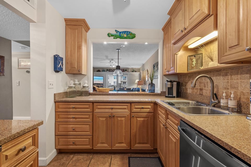 Condo, Multiple Beds (Sea Coast Gardens III 412) | Private kitchen | Oven