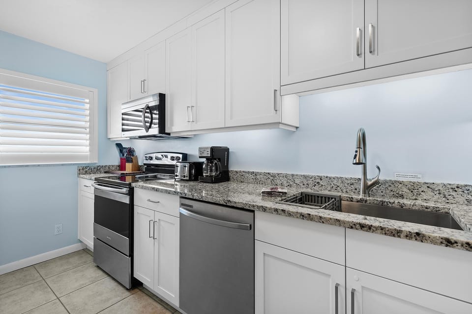 Condo, 1 King Bed with Sofa bed (Sea Coast Gardens III 513) | Private kitchen | Oven, coffee/tea maker, toaster, blender