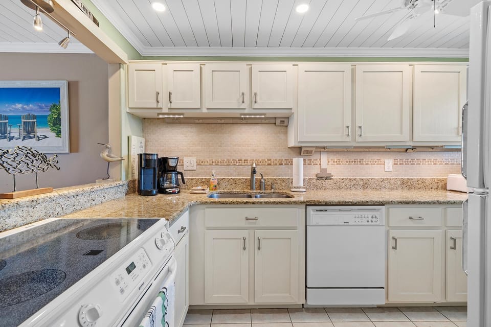 Condo, 1 Queen Bed with Sofa bed (Sea Coast Gardens III 514) | Private kitchen | Oven, coffee/tea maker, toaster, blender