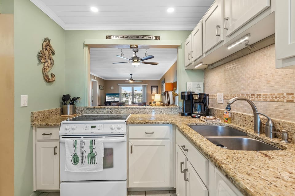 Condo, 1 Queen Bed with Sofa bed (Sea Coast Gardens III 514) | Private kitchen | Oven, coffee/tea maker, toaster, blender