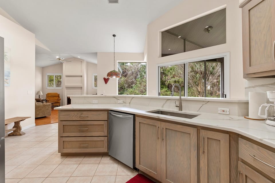 House, Multiple Beds (Sunrise Oaks) | Private kitchen | Oven, coffee/tea maker, toaster, blender