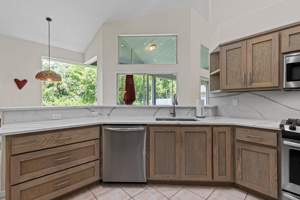 House, Multiple Beds (Sunrise Oaks) | Private kitchen | Oven, coffee/tea maker, toaster, blender